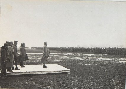 Der Honved Minister Samuel Baron von Hazai nimmt einen Parademarsch der Truppen ab (BildID 15440043)