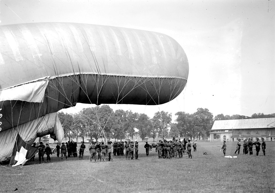 Der Ballon wird in eine waagrechte Position gebracht - CH-BAR - 3238626