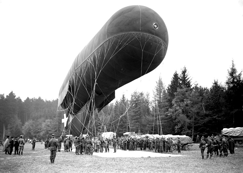 Der gefüllte Fesselballon wird noch am Boden festgehalten - CH-BAR - 3240137