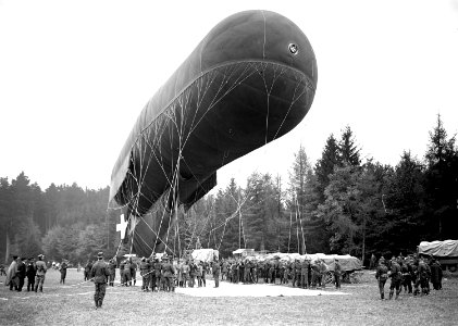 Der gefüllte Fesselballon wird noch am Boden festgehalten - CH-BAR - 3240137