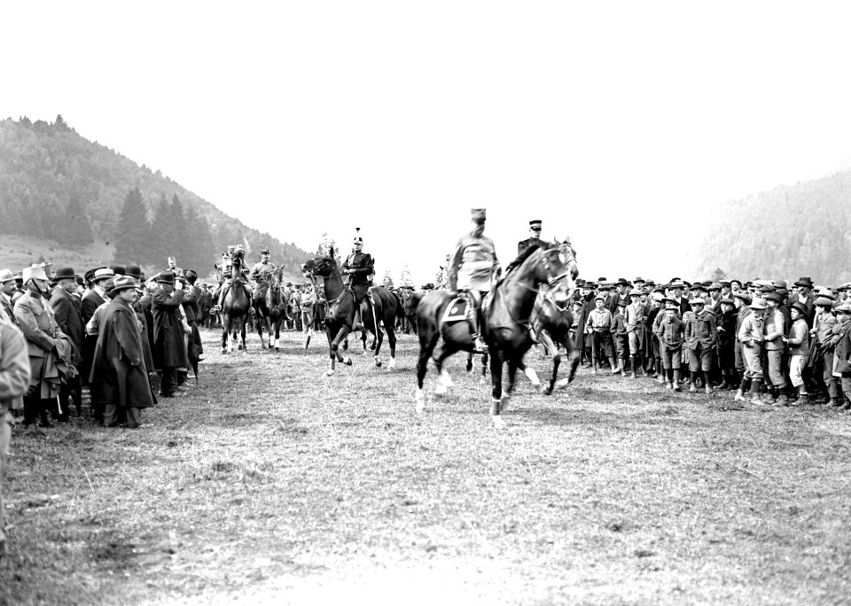 Der General und sein Stab beim Ritt durch die Menge - CH-BAR - 3240067