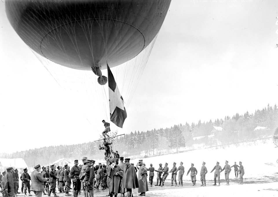 Der fertige Fesselballon muss kräftig festgehalten werden - CH-BAR - 3238338