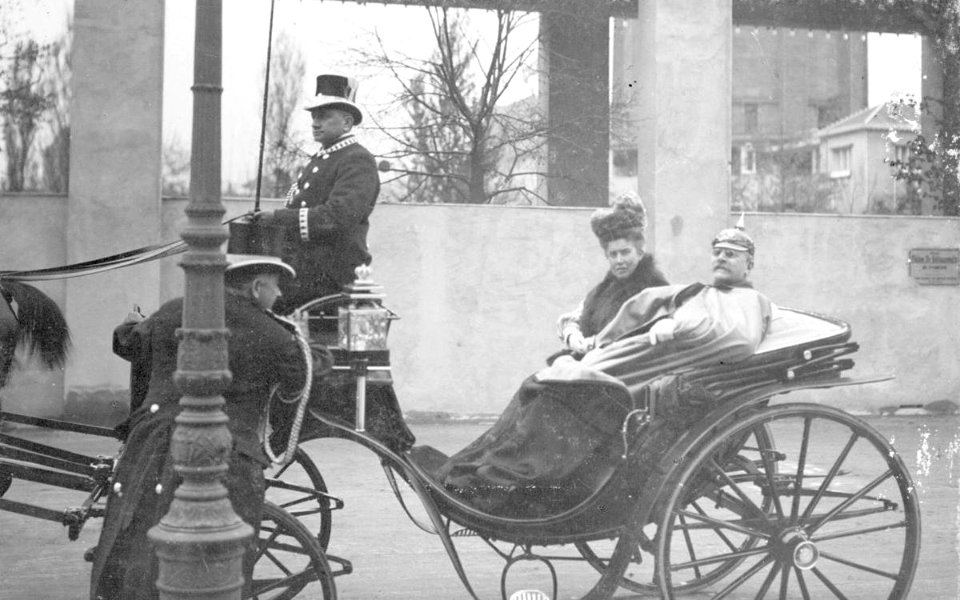 Der Großherzog Friedrich II. von Baden und seine Frau Hilda rollen zum großen Fest an