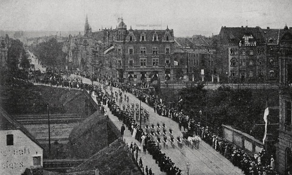 Der Korso des Deutschen Radfahrerbundes zu Düsseldorf am 7. August 1904 über Eisenbahnüberführung an der Grafenberger Allee, Foto Julius Söhn