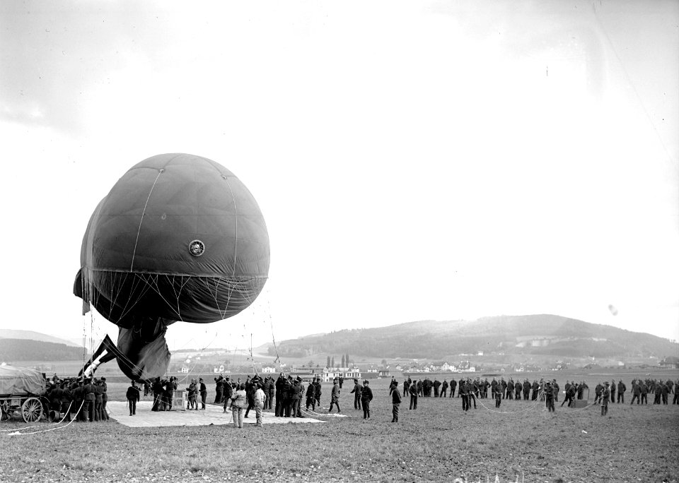 Der Fesselballon wird mit Gas gefüllt - CH-BAR - 3240124