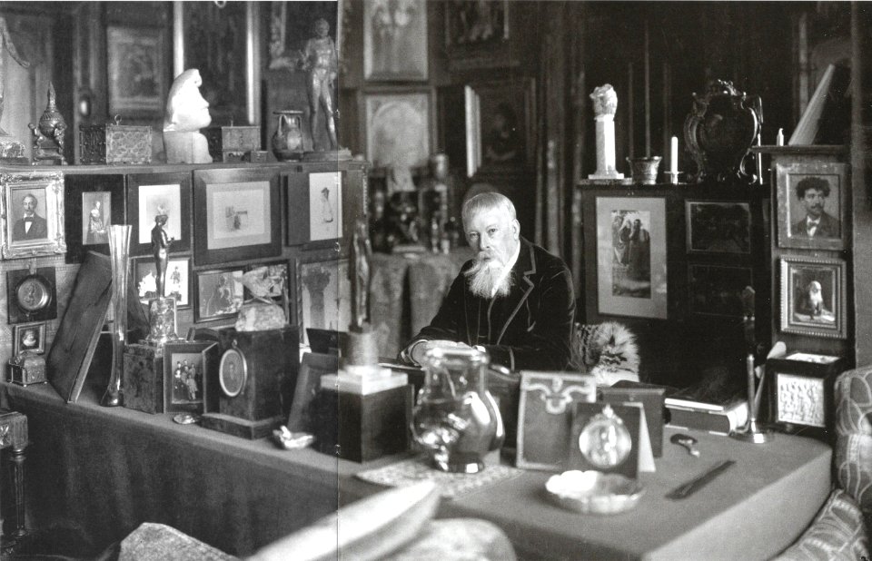 Der Maler Paul von Joukowsky am Schreibtisch 1908