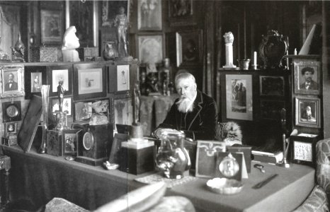 Der Maler Paul von Joukowsky am Schreibtisch 1908