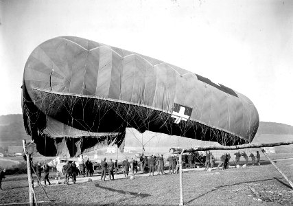 Der gefüllte Ballon wird am Boden festgehalten - CH-BAR - 3241465