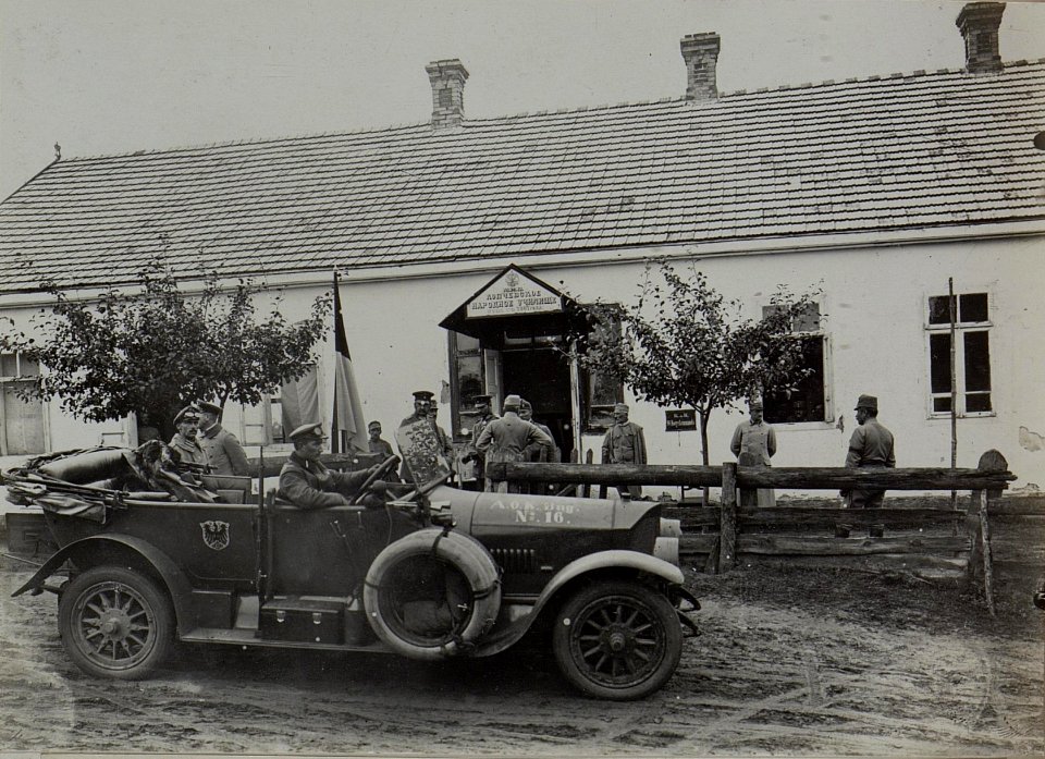 Der Kommandeur der deutschen Bugarmee, General Linsingen, besucht das10.Korpskommando in Kopcza, 20.9.1915 (BildID 15455639)