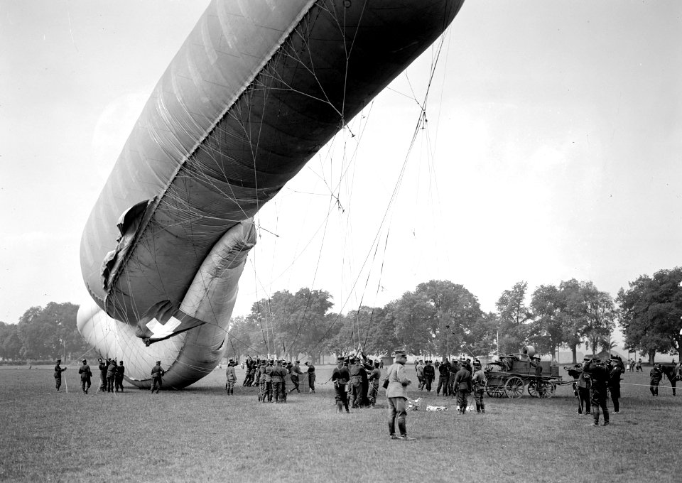 Der Fesselballon wird mit Seilen am Boden festgehalten - CH-BAR - 3238623