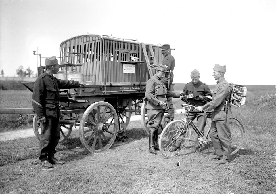 Der mobile Brieftaubenwagen und ein Radfahrer mit einem Brieftaubenkorb - CH-BAR - 3240822