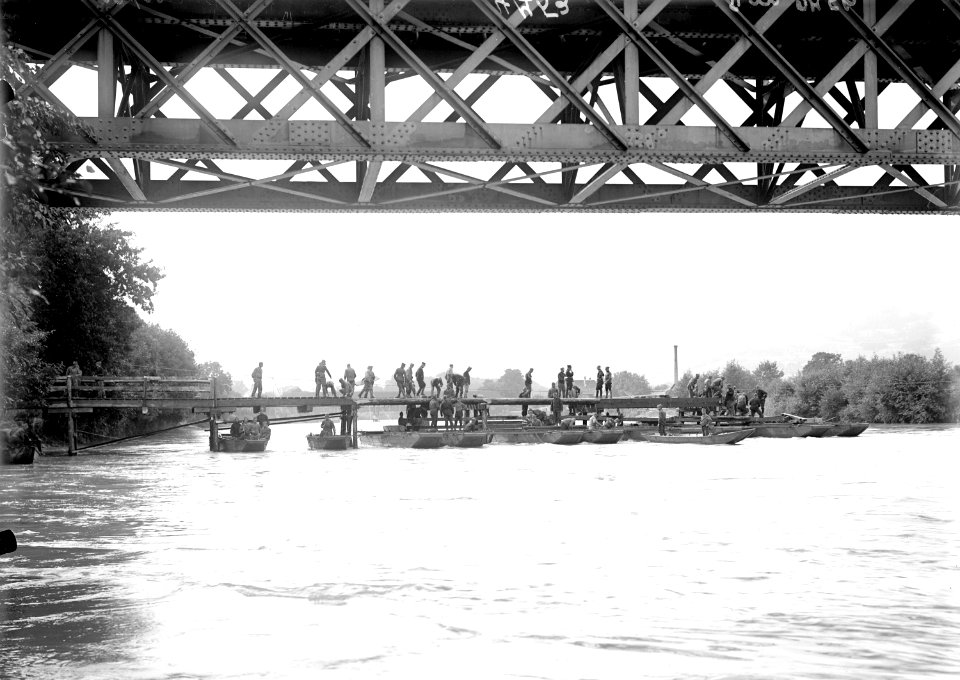 Der fortgeschrittene Bau der Pfahljochbrücke über die Aare - CH-BAR - 3240758
