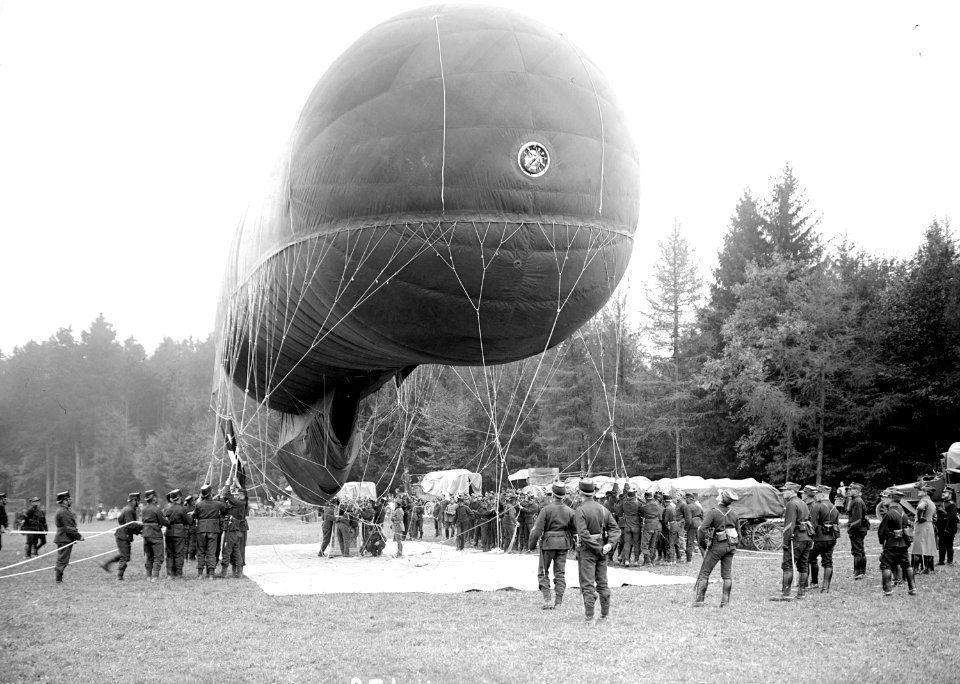 Der Korb wird an den Fesselballon montiert - CH-BAR - 3240136