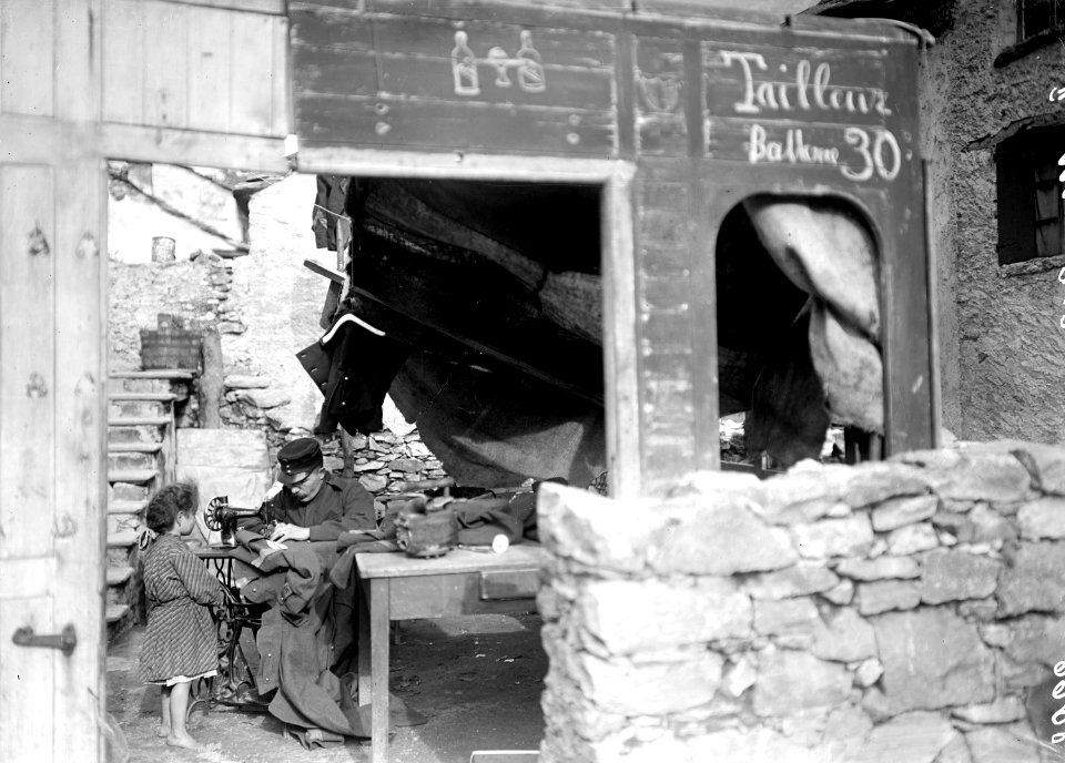 Der Batterieschneider bei der Arbeit - CH-BAR - 3238597