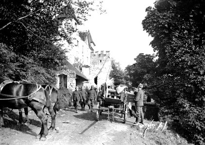Der Küchenwagen ist für die Mittagspause vorgefahren - CH-BAR - 3240103