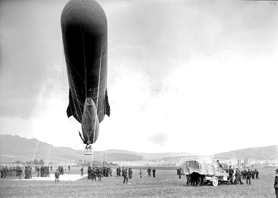 Der gefüllte Fesselballon mit dem Korb dran - CH-BAR - 3240128