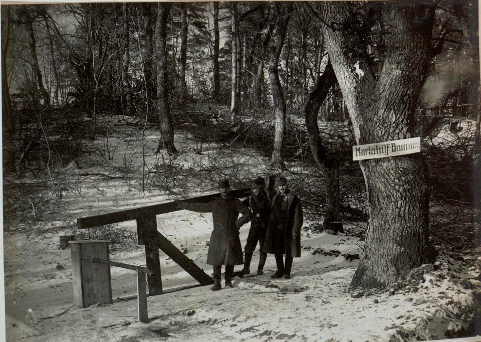Der 64 m tiefe Feldbrunnen im Walde nordöstlich von Kolonie Alexandrowka, derselbe wurde innerhalb von 3 Wochen von der Regimentspionierabteilung des Infanterieregimentes 4 hergestellt (BildID 15442545)