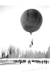 Der Fesselballon wird mit Seilen noch festgehalten - CH-BAR - 3238355