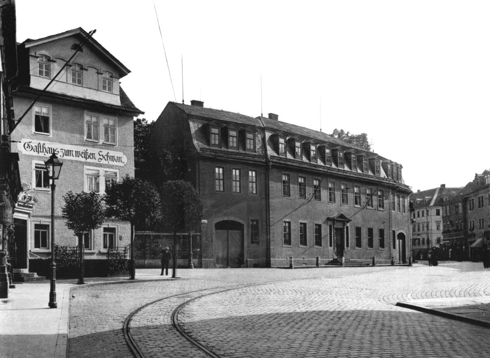 Der Frauenplan mit dem Gasthaus Zum weißen Schwan mit dem Goethehaus, um 1904