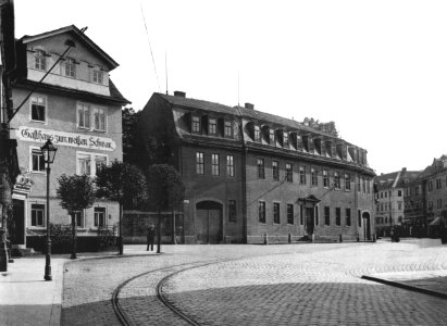 Der Frauenplan mit dem Gasthaus Zum weißen Schwan mit dem Goethehaus, um 1904