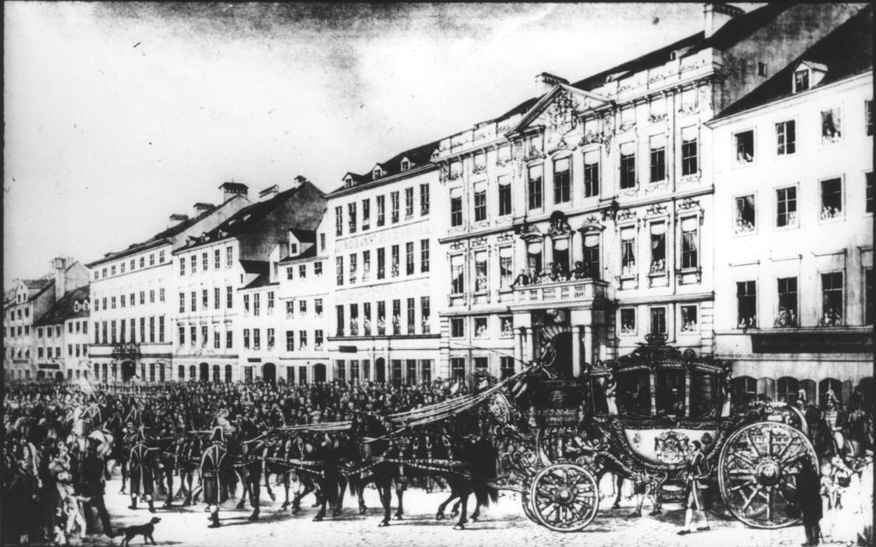 Der König fährt im Galawagen zum Landtag