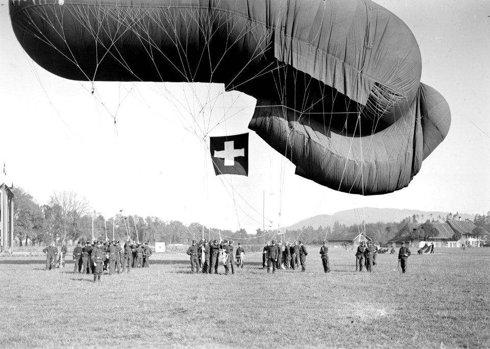 Der gefüllte Fesselballon wird am Boden festgehalten - CH-BAR - 3240127