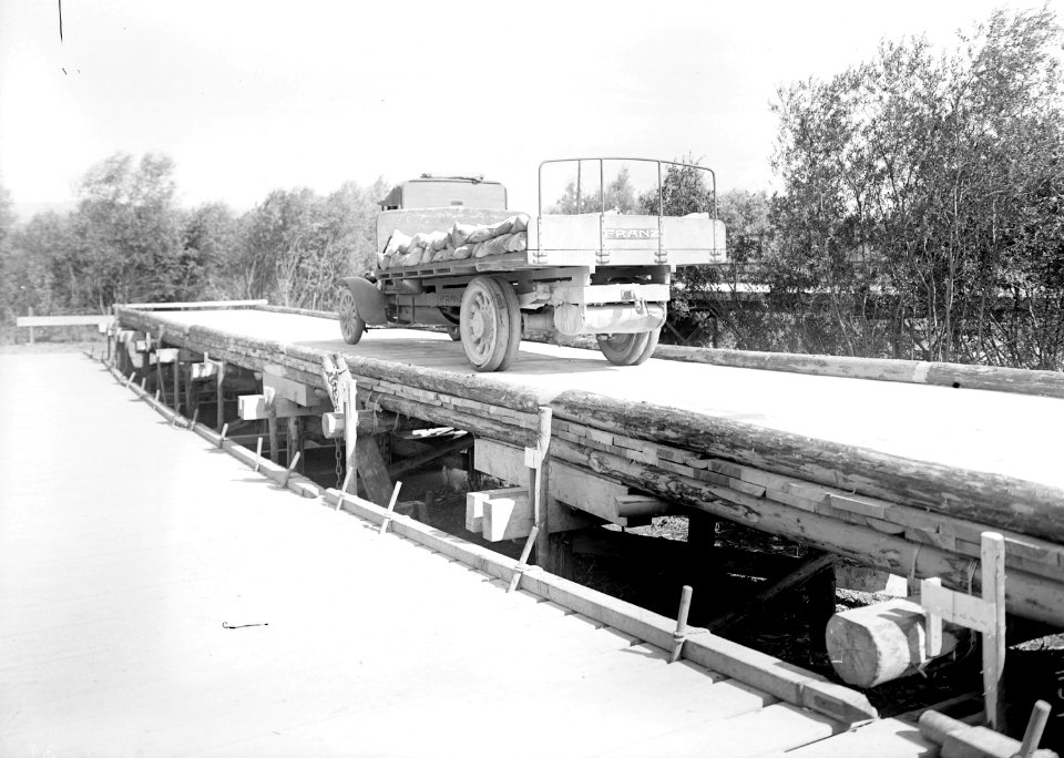 Der Lastwagen auf der Pfahljochbrücke, daneben die Ordonnanzbrücke - CH-BAR - 3240741