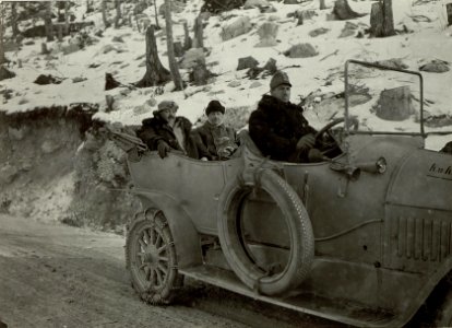 Der schwedische Oberst Ackermann mit Oberst Schmutzer passieren die Erzherzog Eugen Strasse (BildID 15464537)