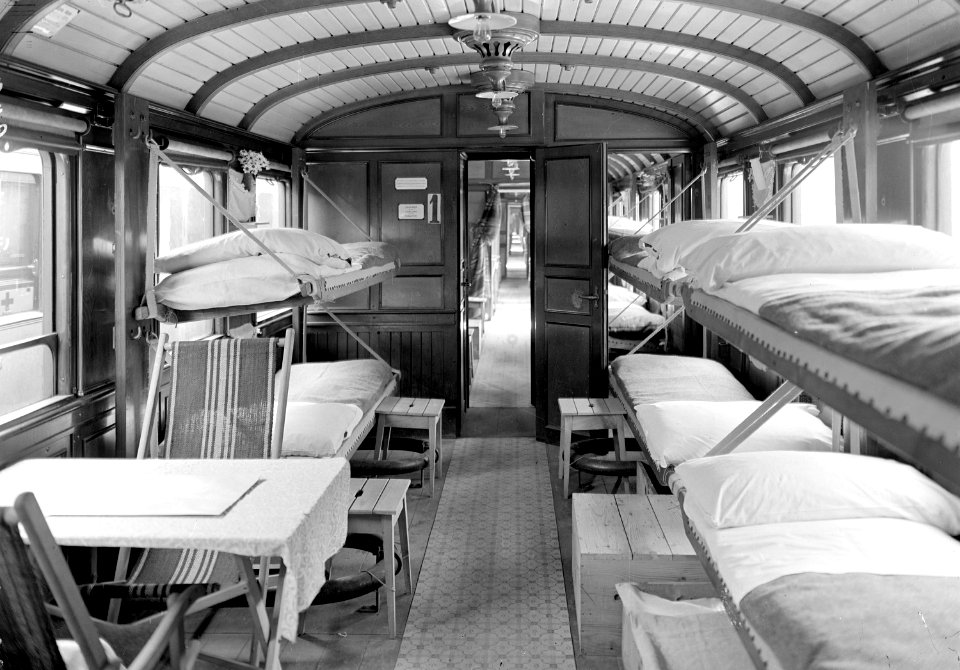 Der Bettentrakt in einem Sanitätszug - CH-BAR - 3238645