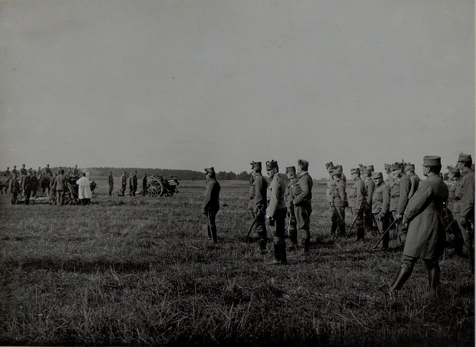 Der Stab der 25. Infanteriedivision bei der Einweihung der neuen Batterie (BildID 15445907)