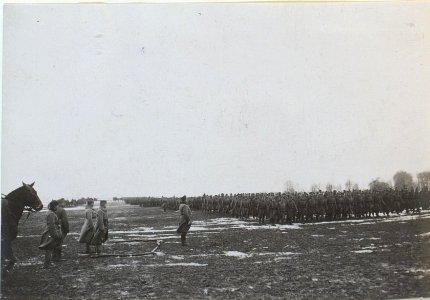 Der Honvedminister Samuel Baron von Hazai beim Vorbeimarsch der Infanterie (BildID 15437977) photo