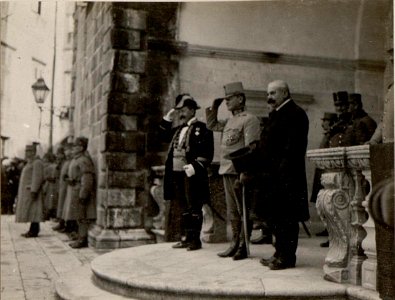 Der Präsident der Monarica, Gen.Obst. von KÖVESS, und der Bürgermeister von Cattaro bei der Defilierung der Mitglieder des Vereines. Aufgenommen, am 20. Februar 1916. (BildID 15532507)