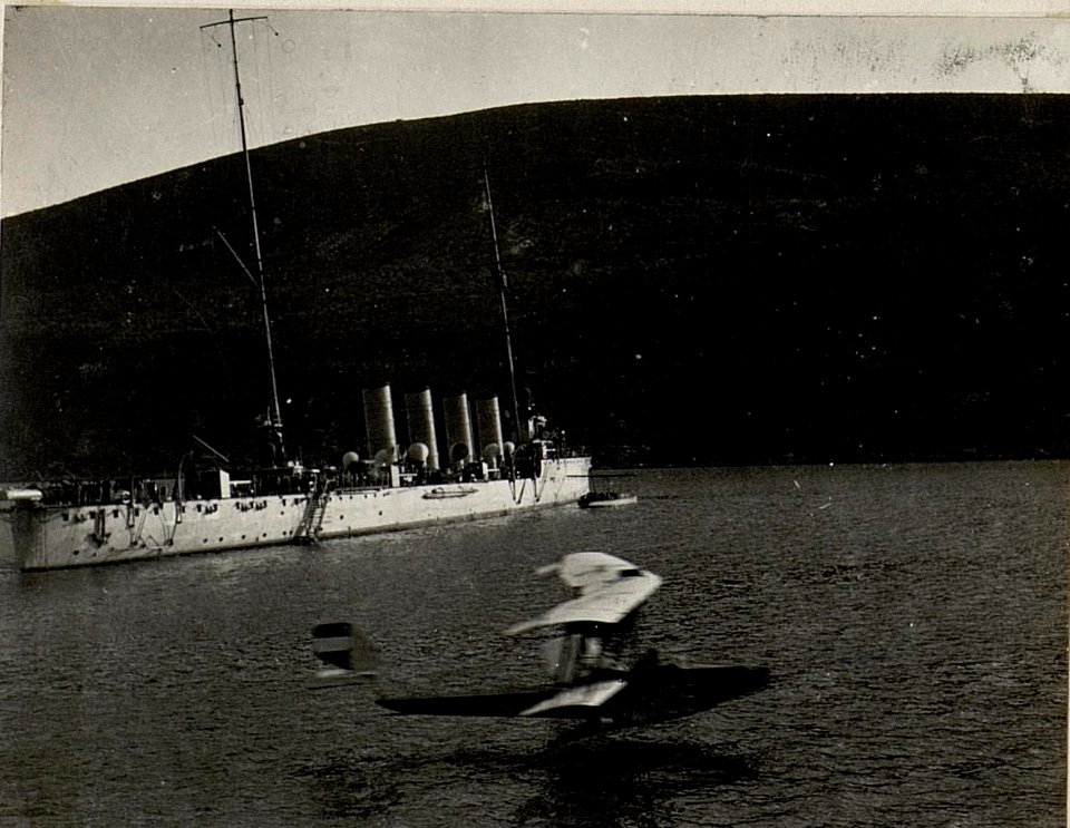 Der Hydroplan M. 39 im Fluge. Aufegenommen in den Gewässern vor Bavsic am 23. Februar 1916. (BildID 15532591)