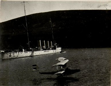 Der Hydroplan M. 39 im Fluge. Aufegenommen in den Gewässern vor Bavsic am 23. Februar 1916. (BildID 15532591)