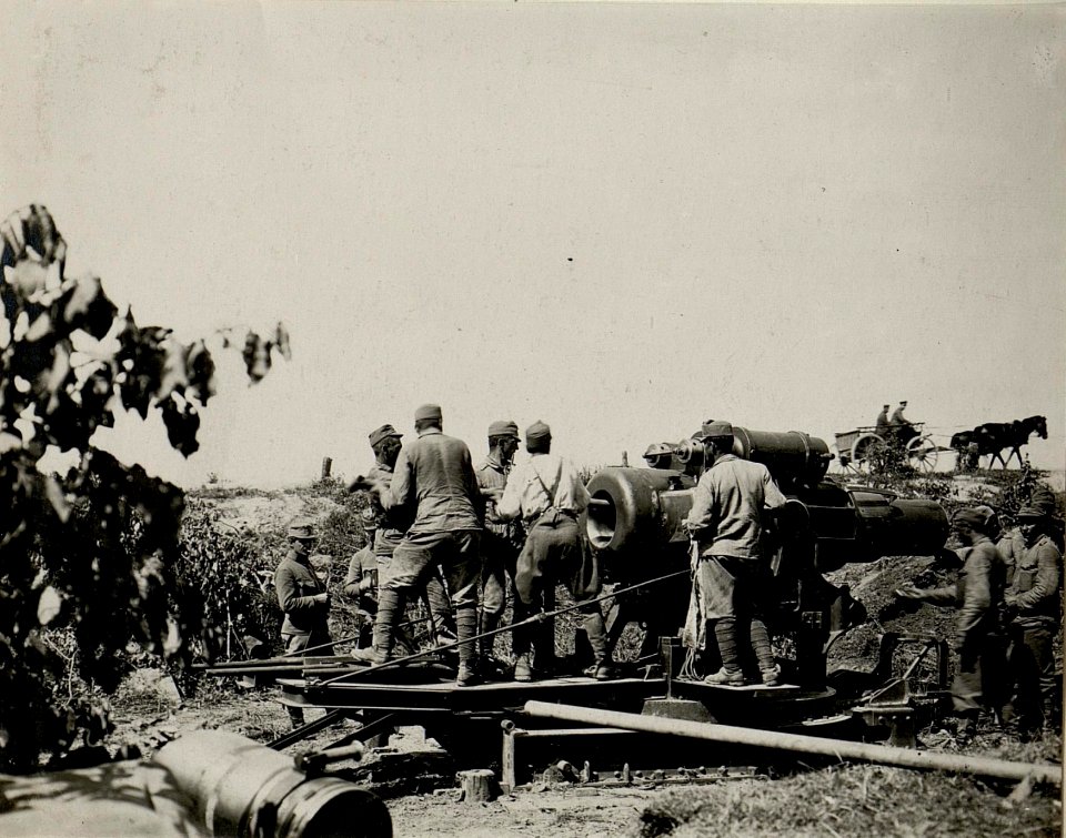 Der Mörser wird nach dem Abschuss gereinigt, 29.Juli 1917 (BildID 15542548)