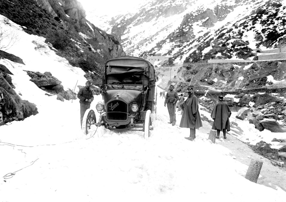 Der Saurer-Lastwagen im Schnee auf der Gotthardstrasse - CH-BAR - 3241105