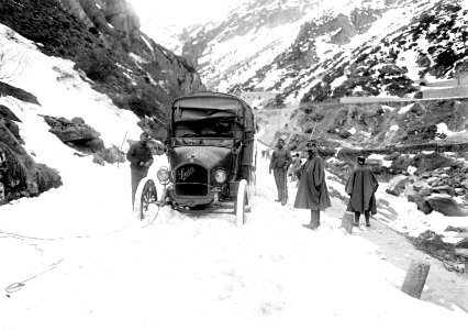 Der Saurer-Lastwagen im Schnee auf der Gotthardstrasse - CH-BAR - 3241105