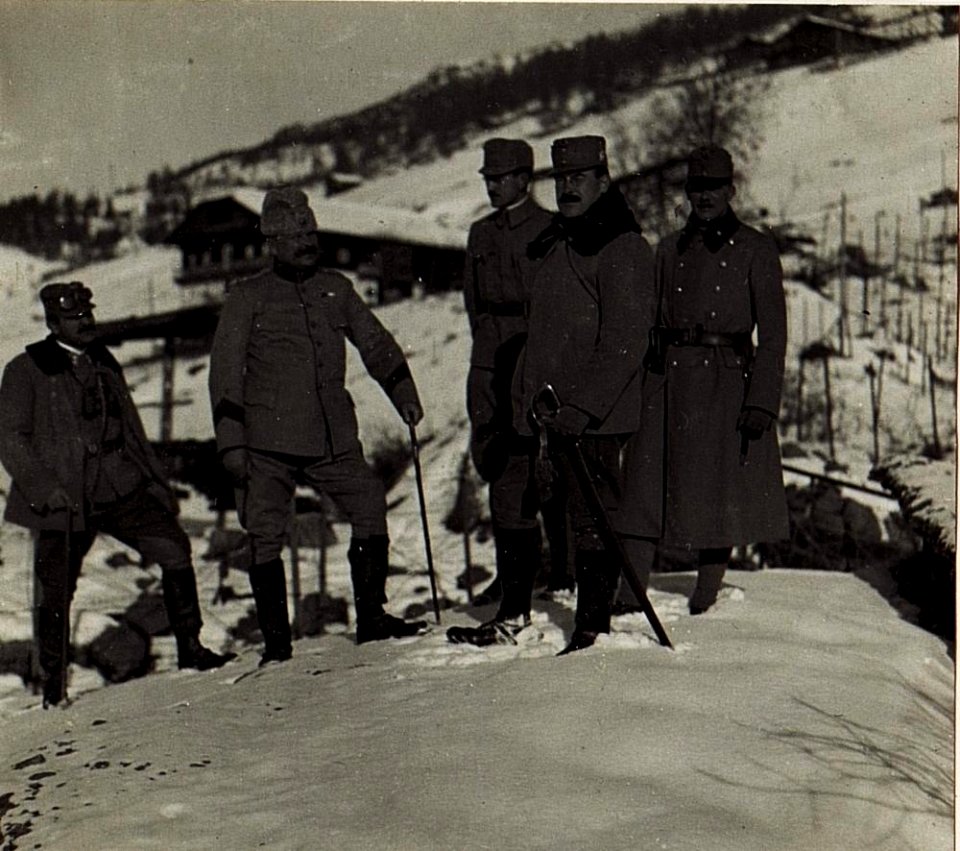 Der schwedische Oberst Bergmann nächst Fort Mitterberg, 22.9.1915. (BildID 15583003)