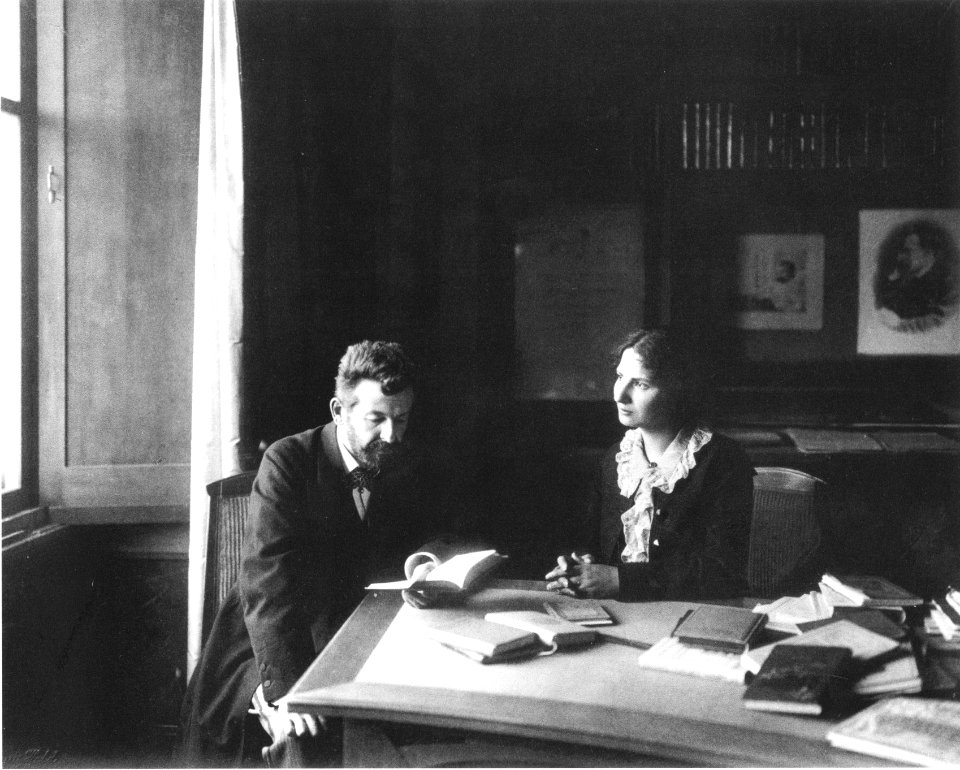 Der Schriftsteller Richard Dehmel und seine Frau Ida im Nietzsche-Archiv, 1905