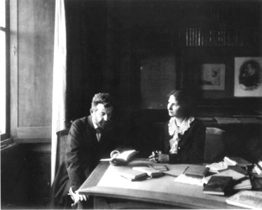 Der Schriftsteller Richard Dehmel und seine Frau Ida im Nietzsche-Archiv, 1905