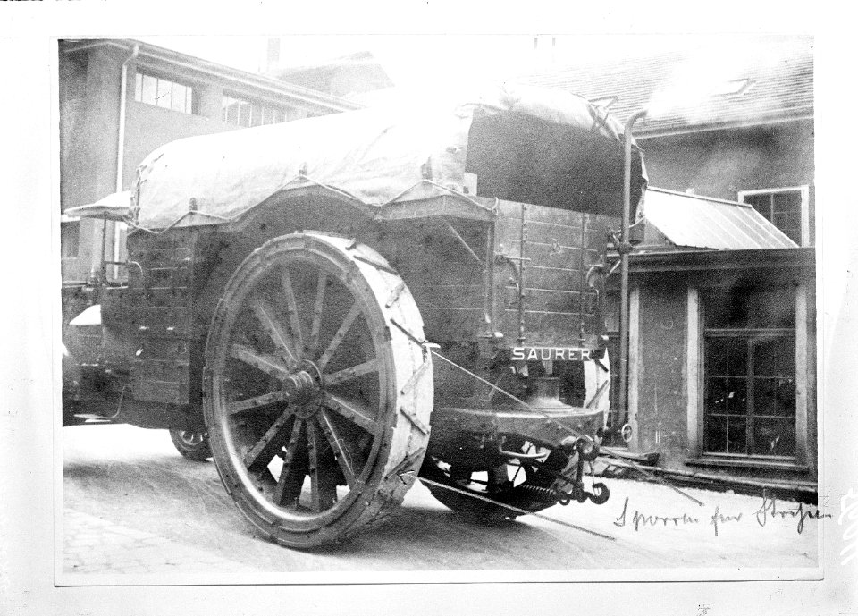 Der Saurer Lastwagen mit riesigen Hinterrädern - CH-BAR - 3241604