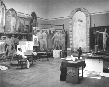 Der Maler Sascha Schneider ein seinem Atelier um 1906