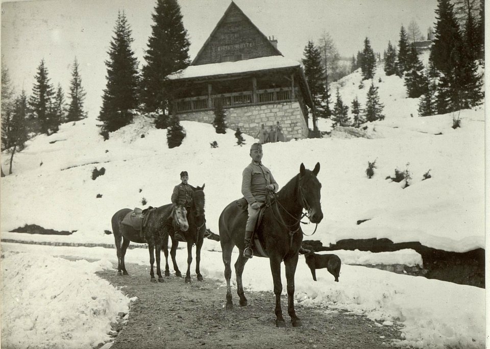 Der Erbauer der Straße von Kranjska Gora nach Mojstrovka, Oberstleutnant Karl Riml vom Sappeurbataillon 8 mit der Rimlhütte (BildID 15463274)