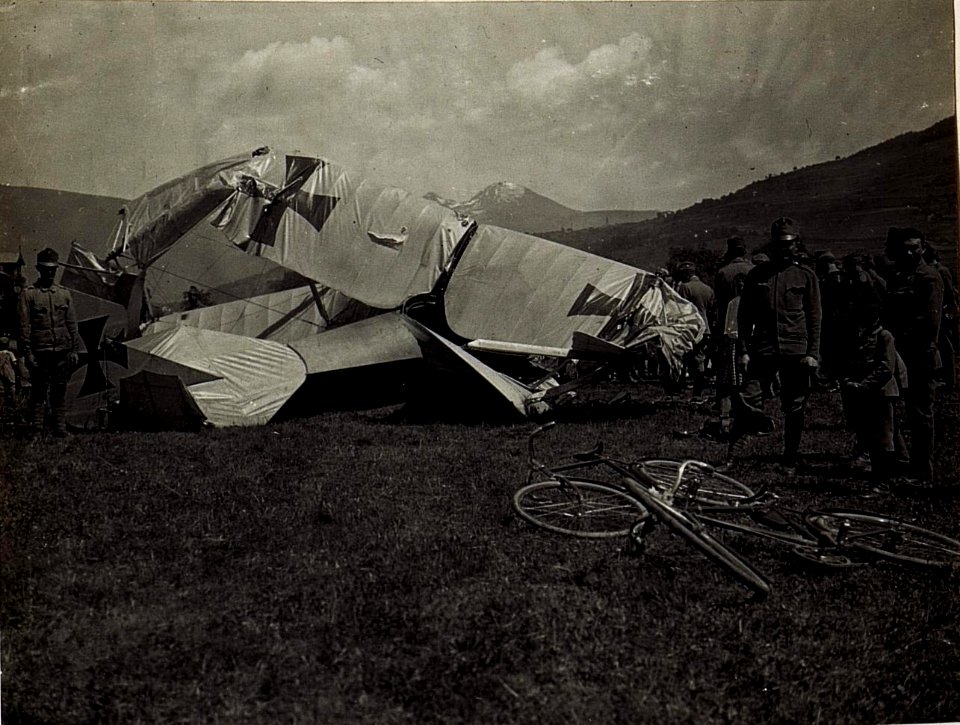Der zertrümmerte Flieger des am 8.6.1917 tödlich verunglückten Fliegers von Plener der Fliegerkompanie 15, vor der Artilleriekaserne in Brixen. (BildID 15584298)