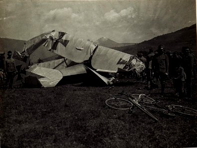 Der zertrümmerte Flieger des am 8.6.1917 tödlich verunglückten Fliegers von Plener der Fliegerkompanie 15, vor der Artilleriekaserne in Brixen. (BildID 15584298)