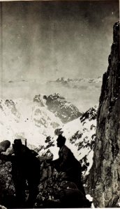 Der Posten der Feldwache, im oberen Riss der Marmolatascharte, erklärt die feindlichen Stellungen, 30.4.1917. (BildID 15585019)