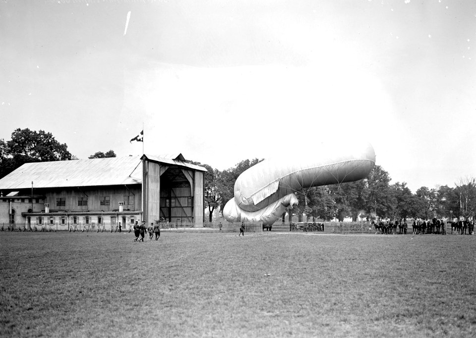 Der Fesselballon wird in der Ballonhalle versorgt - CH-BAR - 3238621