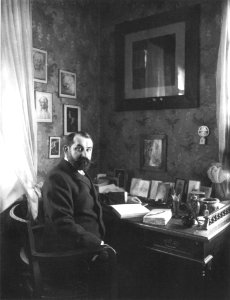 Der Schriftsteller Johannes Schlaf am Schreibtisch, um 1915