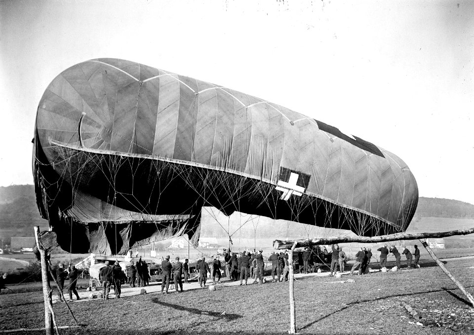 Der gefüllte Ballon wird am Boden festgehalten - CH-BAR - 3241463