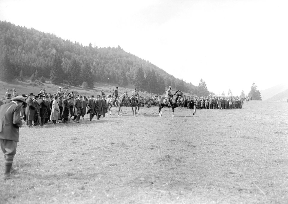 Der General, der Generalstabschef und Behördenvertreter treffen ein - CH-BAR - 3240059